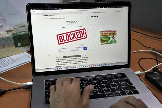 A computer screen displays a notice blocking the Wikipedia website through an online news site in Islamabad, Pakistan, Monday, February 6, 2023. Pakistan's media regulator said Monday it blocked Wikipedia services in the country for hurting Muslim sentiment by not removing allegedly blasphemous content from the site. (Photo by Anjum Naveed/AP Photo)