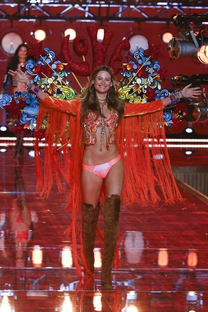 Model Behati Prinsloo presents a creation during the 2015 Victoria's Secret Fashion Show in New York, November 10, 2015. (Photo by Lucas Jackson/Reuters)