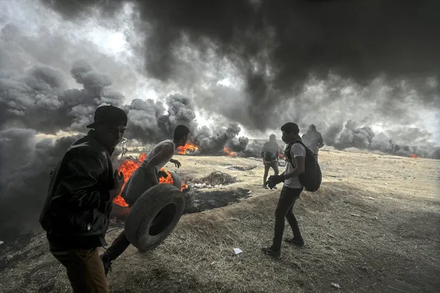 Palestinians protesters during clashes near the border with Israel in the east of Gaza City, 20 April 2018. According to reports, Two Palestinians youths protesters were killed by Israeli bullets and more than 120 others wounded during the clashes near the border between Israel and Gaza Strip. Protesters plan to call for the right of Palestinian refugees across the Middle East to return to homes they fled in the war surrounding the 1948 creation of Israel. (Photo by Mohammed Saber/EPA/EFE)