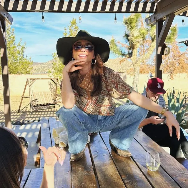 American actress Sarah Hyland enjoys a day of “perching” with her “turtlenecks” in the first decade of April 2023. (Photo by sarahyland/Instagram)