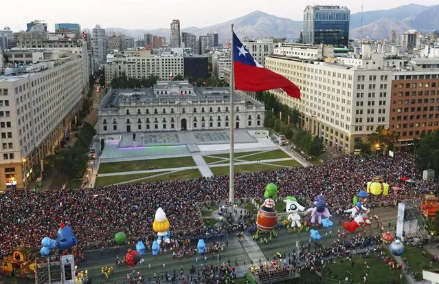 Balloons of different cartoon characters make their way along the streets during an annual Christmas parade at Santiago town in Chile, December 13, 2015. (Photo by Pablo Sanhueza/Reuters)
