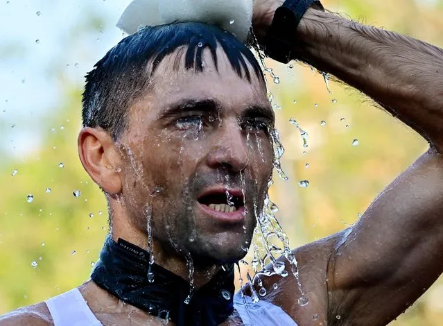 Ukraine's Ihor Hlavan pours water over himself during the men's 35 km race walk at the World Athletics Championship in Budapest, Hungary on August 24, 2023. (Photo by Marton Monus/Reuters)