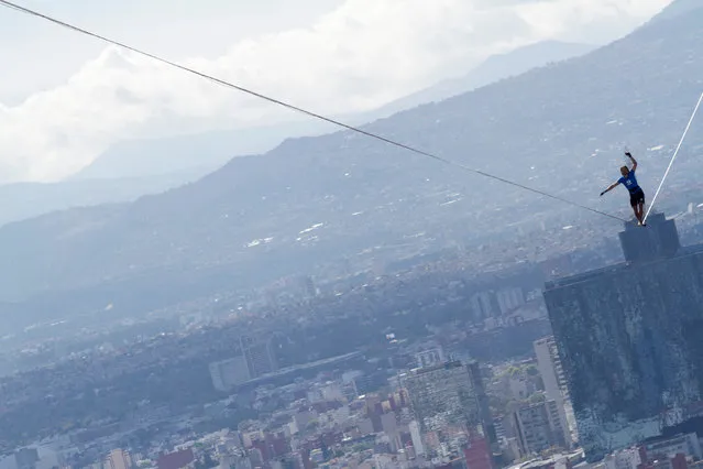 Alexandrer Schultz of Germany walks on a wire across two of Mexico City's tallest buildings in Mexico December 4, 2016. (Photo by Reuters/Stringer)