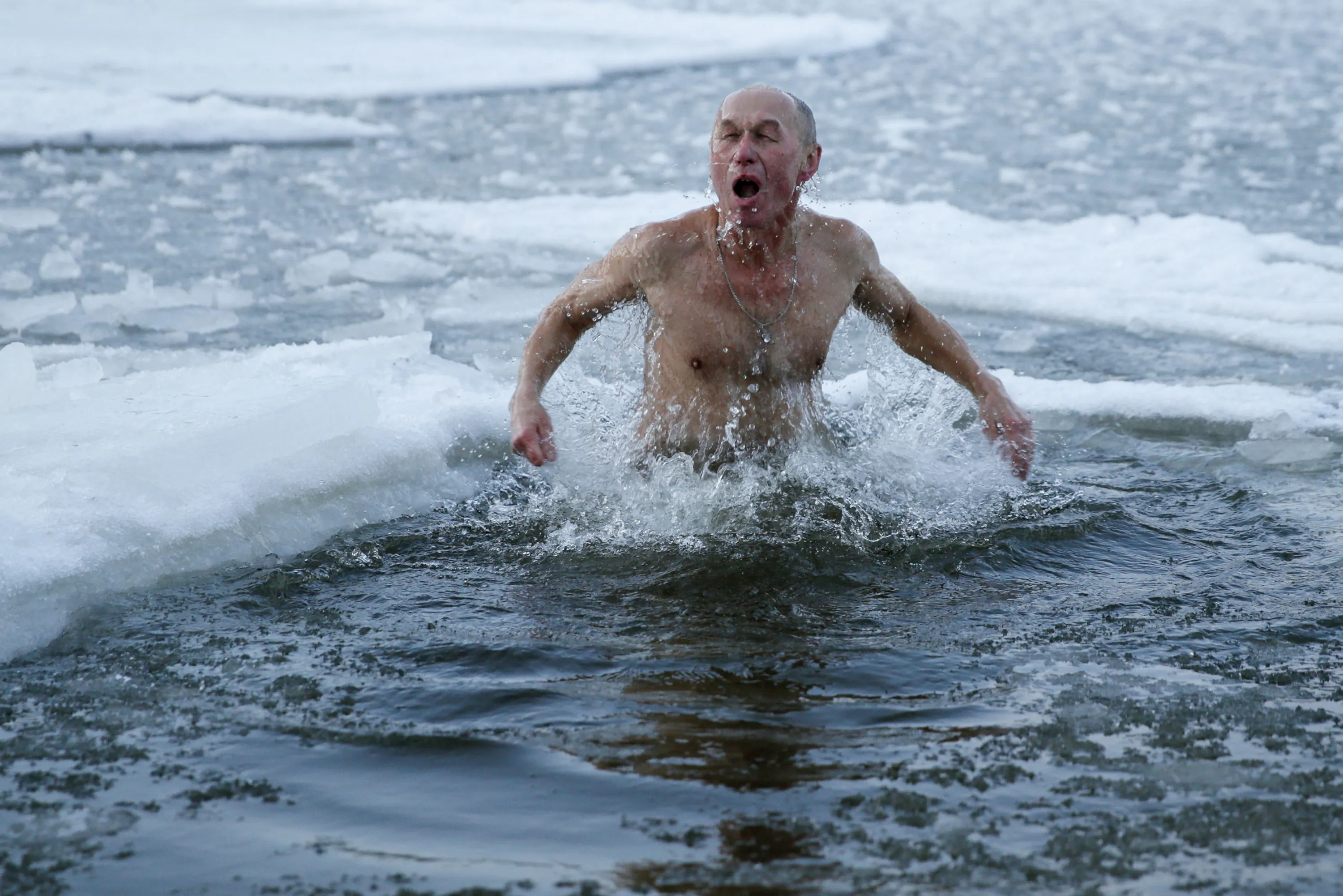 Купание после операции. Купаться в холодной воде. Человек в холодной воде. Люди купаются в холодной воде. Купание вхолодгой воде.