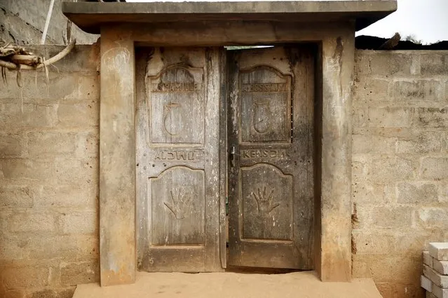 A carved door is seen at the entrance of a building in Ouidah in Benin, January 10, 2016. (Photo by Akintunde Akinleye/Reuters)