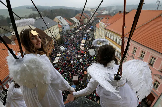 Women dressed as angels hold hands as they hang from a wire during a Christmas market in the town of Ustek, Czech Republic December 17, 2016. (Photo by David W. Cerny/Reuters)