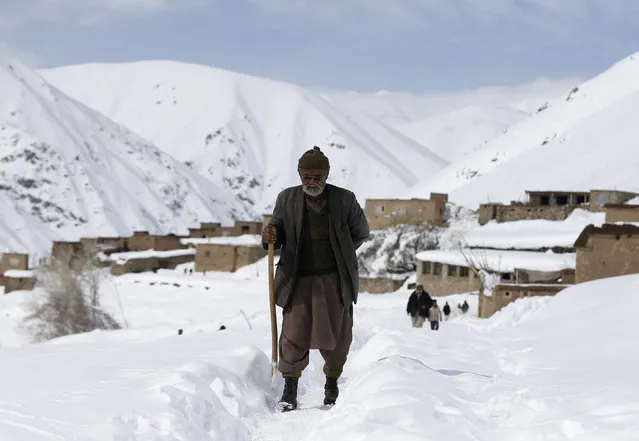 An avalanche victim arrives to receive relief goods, delivered by an Afghan army helicopter, at Araab village in the Paryan district of Panjshir province, March 3, 2015. (Photo by Omar Sobhani/Reuters)