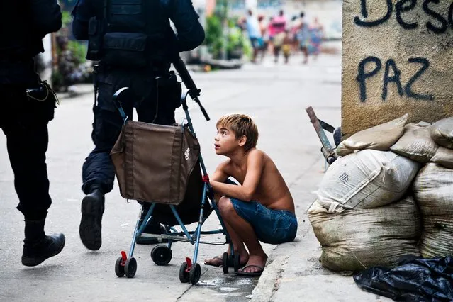 The military police occupy Cajú, a favela in the docklands area of Rio. (Photo by A.F. Rodrigues/Horniman Museum)