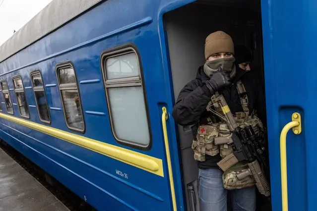 A member of the Ukrainian military guards an evacuation train of women and children that fled fighting in Bucha and Irpin as it departs Irpin City for Kyiv on March 04, 2022 in Irpin, Ukraine. Russia continues assault on Ukraine's major cities, including the capital Kyiv, a week after launching a large-scale invasion of the country. (Photo by Chris McGrath/Getty Images)