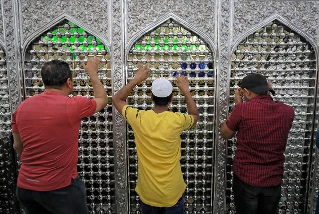 Iraqis visit the shrine of Sheikh Abdul Qadir al-Kilani during the Muslim holy month of Ramadan, in central Baghdad on April 8, 2022. (Photo by Ahmad Al-Rubaye/AFP Photo)
