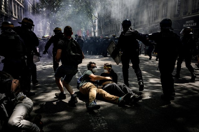 Policemen clash with protesters during a demonstration in the 14th day of action after the government pushed a pensions reform through parliament without a vote, using the article 49.3 of the constitution, in Lyon, central-eastern France, on June 6, 2023. (Photo by Jeff Pachoud/AFP Photo)