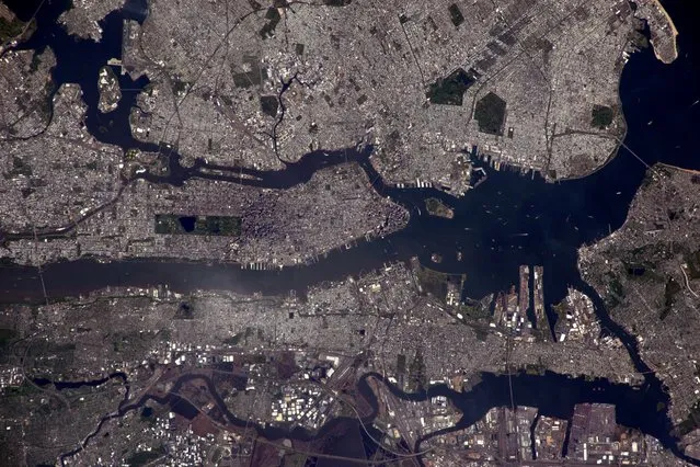 “These little town blues... Manhattan island in the middle, North is left. The rectangular Central Park very visible. Jersey City and Newark Bay to the bottom”, wrote astronaut Tim Peake. (Photo by Tim Peake/ESA/NASA)