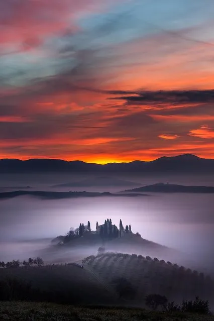 A building emerges from the early morning fog in Belvedere farm in San Quirico d'Orcia, Tuscany, Italy. The beautiful pictures were taken by Alberto Di Donato who has a huge passion for the Tuscan landscape and is inspired by the Renaissance artists who painted the same landscapes. (Photo by Alberto Di Donato/HotSpotMedia)