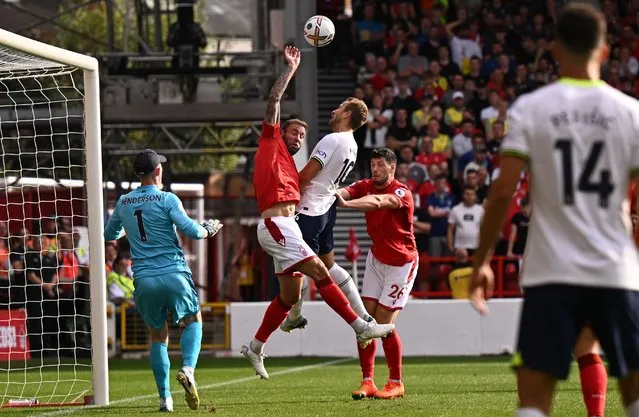 Nottingham Forest's English defender Steve Cook (2nd L) handles the ball under pressure from Tottenham Hotspur's English striker Harry Kane (C) giving away a penalty during the English Premier League football match between Nottingham Forest and Tottenham Hotspur at The City Ground in Nottingham, central England, on August 28, 2022. (Photo by Oli Scarff/AFP Photo)