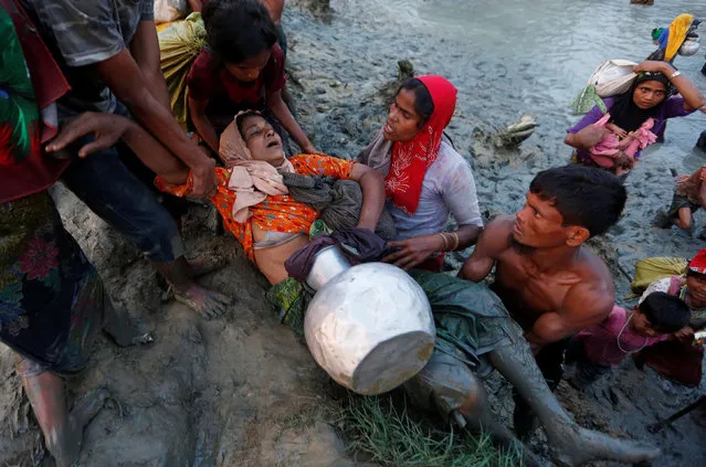 Rohingya refugees pull out a woman out of the Naf River as they crossed the Bangladesh-Myanmar border in Palong Khali, near Cox's Bazar, Bangladesh on November 1, 2017. (Photo by Adnan Abidi/Reuters)