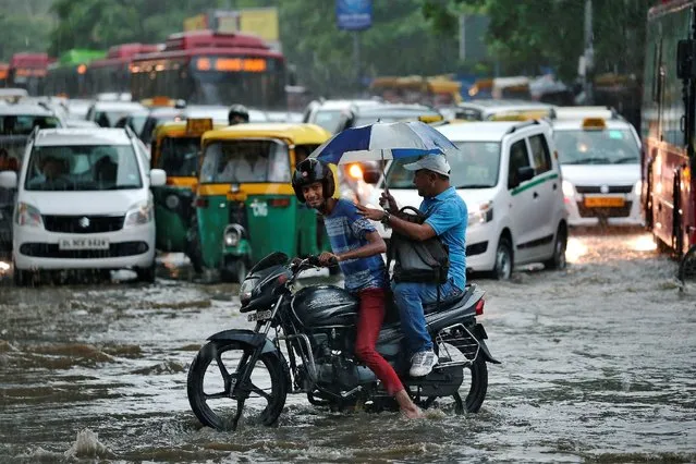 A man rides his motorcycle through a flooded road during monsoon rains in New Delhi, India August 31, 2016. (Photo by Cathal McNaughton/Reuters)