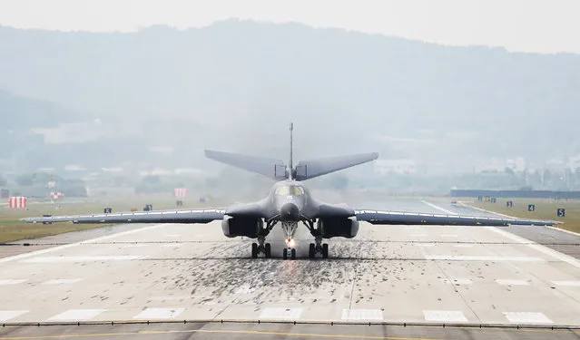 A U.S. Air Force B-1B bomber lands Osan Air Base in Pyeongtaek, South Korea, September 21, 2016. (Photo by Reuters/Yonhap)