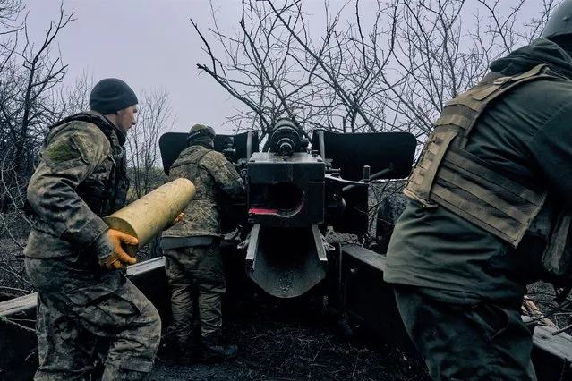 Ukrainian soldiers fire an artillery at Russian positions near Bakhmut, Donetsk region, Ukraine, Sunday, November 20, 2022. (Photo by LIBKOS/AP Photo)