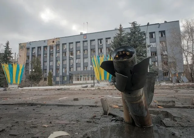A part of a rocket is seen near a building damaged by a Russian military strike, amid Russia's attack on Ukraine, in the front line city of Bakhmut, Ukraine on February 21, 2023. (Photo by Alex Babenko/Reuters)