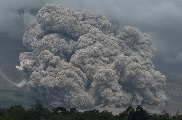 Thick and hot smoke spews from Mount Sinabung in Karo on December 9, 2014. Indonesian local government relocated residents who lives in danger zones around Mount Sinabung following deadly eruptions in early February 2014 that killed about 17 people. (Photo by Sutanta Aditya/AFP Photo)