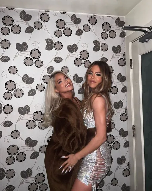 American media personality and socialite Khloé Kardashian (R) and her gal-pal stage a photoshoot in the bathroom in the first decade of April 2023. (Photo by khloekardashian/Instagram)