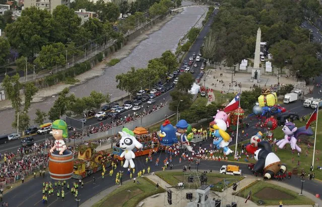 Balloons of different cartoon characters make their way along the streets during an annual Christmas parade at Santiago town in Chile, December 13, 2015. (Photo by Pablo Sanhueza/Reuters)