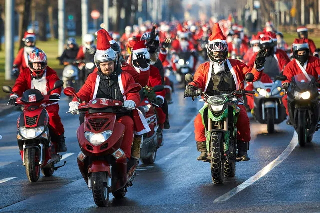 People dressed as Santa Claus ride motorcycles on street in Gdansk, Poland December 4, 2016. (Photo by Jan Rusek/Reuters/Agencja Gazeta)