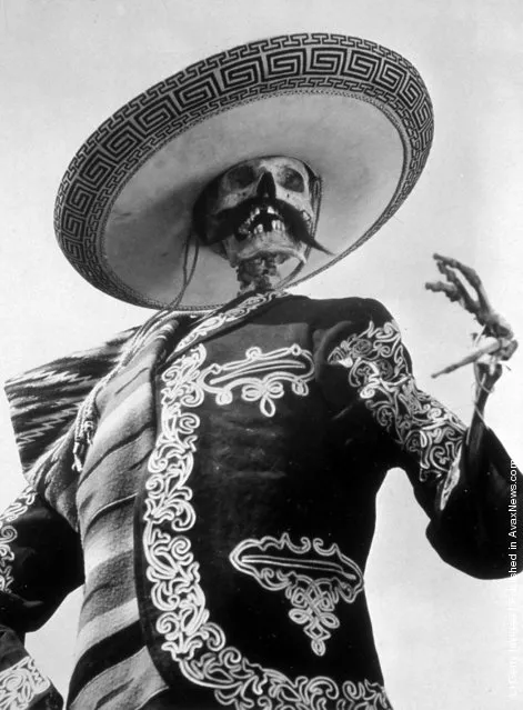 A skeleton dressed as Hacendado, as a symbol of the effective authority of the Mexican dictatorship
