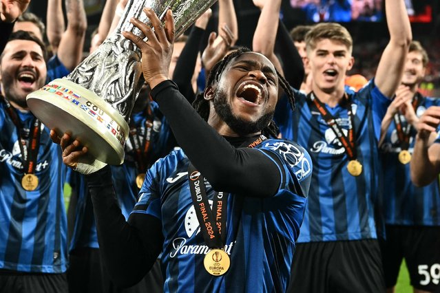 Atalanta's Nigerian forward #11 Ademola Lookman celebrates with the trophy after winning during the UEFA Europa League final football match between Atalanta and Bayer Leverkusen at the Dublin Arena stadium, in Dublin, on May 22, 2024. (Photo by Ben Stansall/AFP Photo)