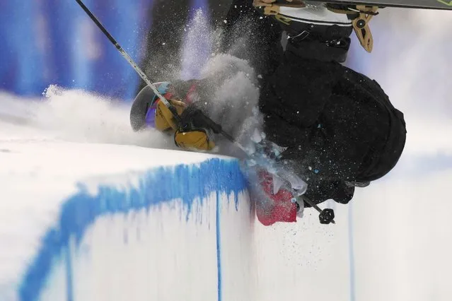 New Zealand's Ben Harrington crashes into the edge of the course during the men's halfpipe qualification at the 2022 Winter Olympics, Thursday, February 17, 2022, in Zhangjiakou, China. (Photo by Francisco Seco/AP Photo)