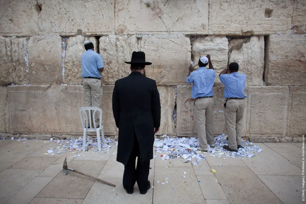 Prayers And Messages to God are Removed from the Western Wall