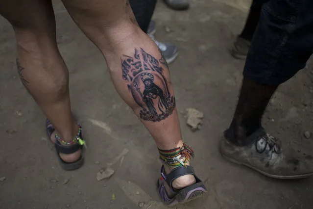 A woman shows her leg tattoo of the Managua's patron saint, Santo Domingo de Guzman during in Managua, Nicaragua, Saturday, August 1, 2015. (Photo by Esteban Felix/AP Photo)