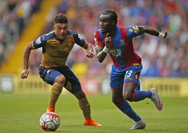 Football, Crystal Palace vs Arsenal, Barclays Premier League, Selhurst Park on August 16, 2015: Arsenal's Alex Oxlade Chamberlain in action with Crystal Palace's Pape Souare. (Photo by John Sibley/Reuters/Action Images)