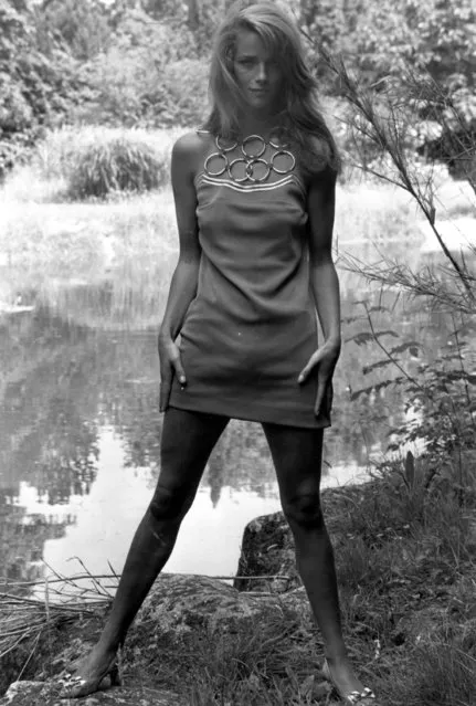 1967: Actress/model Charlotte Rampling, dressed in mini-dress, in a photocall by the water's edge