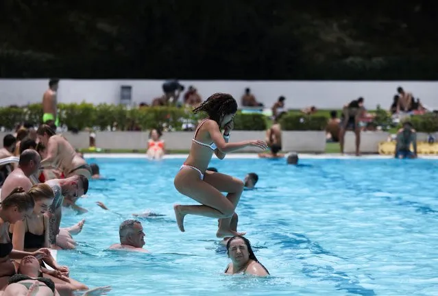 People enjoy the weather at Casa de Campo swimming pool during a heatwave in Madrid, Spain, June 15, 2022. (Photo by Isabel Infantes/Reuters)