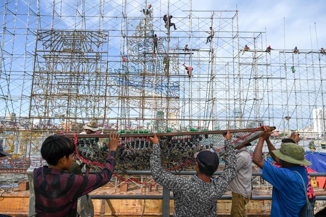 Workers prepare an illuminated display of floats in Phnom Penh, Cambodia on October 27, 2023 ahead of the upcoming Water Festival. (Photo by Tang Chhin Sothy/AFP Photo)