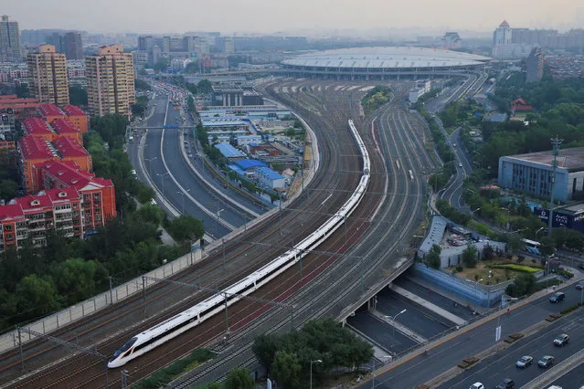 A Fuxing bullet train departs from Beijing South Railway Station to Shanghai, as the country restores the world's fastest bullet train, running at 350 kilometres per hour, six years after it reduced the speed of its trains, in Beijing, China September 21, 2017. (Photo by Reuters/China Daily)