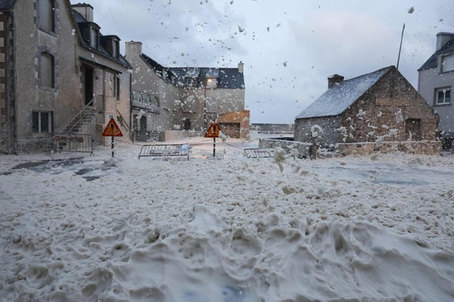 This photograph shows foam in the street of Penmarc'h, western France, on November 2, 2023, as the storm Ciaran hits the region. Much of northwestern Europe went on high alert on November 1, 2023 as a storm dubbed Ciaran threatened to bring gale-force winds and extreme rainfall to the region. (Photo by Fred Tanneau/AFP Photo)