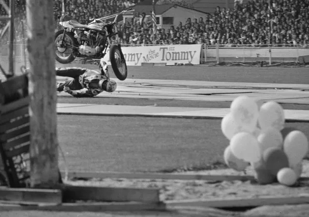 American daredevil stunt motorcyclist Evel Knievel crashes spectacularly at Wembley Stadium in London, May 26, 1975. Knievel crashed attempting to set a new record by jumping over 13 London buses. After the crash he told the 70,000 spectators, “You are the last people to see me jump. I will never jump again and that's true”. He was taken to a hospital in London. (Photo by Laurence Harris/AP Photo)