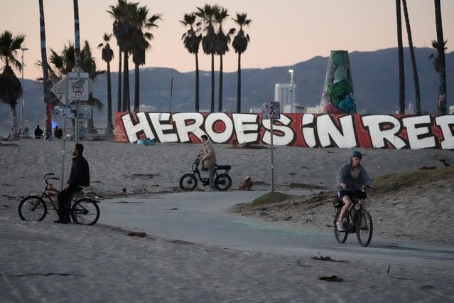 A mural by Sergei Statsenko, who also goes by the artist name Steeke, thanks firefighters in the Venice Beach area of Los Angeles as wildfires burn Monday, January 13, 2025. (Photo by Damian Dovarganes/AP Photo)