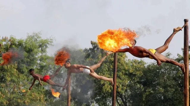 Indian soldiers take part in a demonstration of 'fire breathing' at the start of Operation Hand in Hand – a joint training exercise between Indian and Chinese troops – at Aundh Military Camp in Pune on November 18, 2014. The ten day exercise with the Asian neighbours in the western Indian state of Maharashtra is set to focus on sharing strategic knowhow in counter-insurgency and counter-terrorism operations. (Photo by AFP Photo)