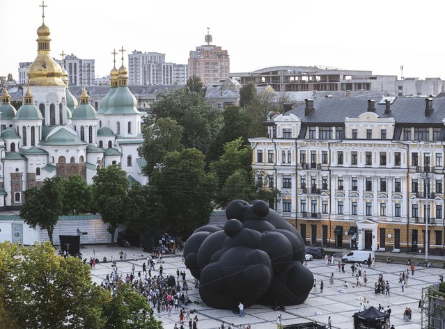 A general view of the “Black Cloud” artwork in downtown Kyiv, Ukraine, 07 June 2025. The 'Black Cloud' of modern Ukrainian artist Oleksiy Sai, a 30-meter-long artwork, will be shown for two days at Saint Sophia Square before heading to the 2025 Burning Man Festival in the United States. The piece represents an unavoidable threat, a looming storm, symbolizing the war in Ukraine. Project producer Vitaliy Deynega says it is time for Europe and the United States to stop ignoring it and prepare to help Ukraine. (Phoot by Sergey Dolzhenko/EPA)