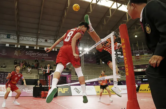 Sepak Takraw, ISTAF Super Series Finals Thailand 2014/2015, Nakhon Pathom Municipal Gymnasium, Huyjorake Maung, Nakonprathom, Thailand on October 20, 2015: Malaysia's Elly Syahira Rosli (Top R) and Thailand's Sasiwimol Janthasit (Top L) in action during their group stage match. (Photo by Asia Sports Ventures/Action Images via Reuters)