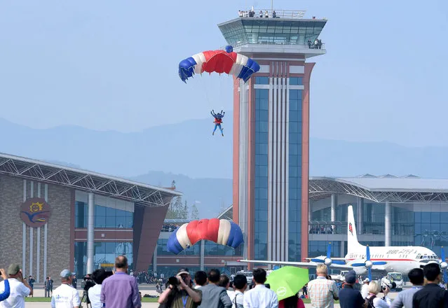 Parachutists take part in the Wonsan Air Festival 2016 in Wonsan, in this undated photo released by North Korea's Korean Central News Agency (KCNA) in Pyongyang on September 26, 2016. (Photo by Reuters/KCNA)