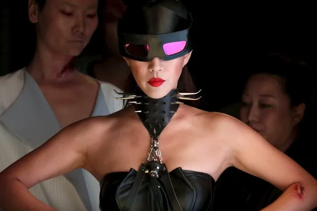 A model waits to present a creation by Chinese designer Hu Sheguang during China Fashion Week S/S 2016 in Beijing October 26, 2015. (Photo by Jason Lee/Reuters)