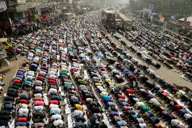 Muslim devotees attend Friday prayers in the streets near the congregation grounds during the first day of the three-day-long Muslim Congregation at Tongi, Dhaka, Bangladesh, 12 January 2018. Muslim devotees from home and abroad have gathered at the prayer grounds to participate in the second largest Muslim congregation in the world. (Photo by Abir Abdullah/EPA/EFE)