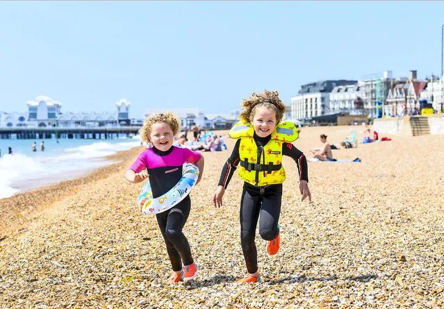 Maggie Martin, 6 and Margo Martin, 4, enjoying the hot weather on Southsea Beach, Hampshire, UK early June 2023. (Photo by Solent News)