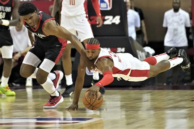 Portland Trail Blazers' Scoot Henderson, left, and Houston Rockets' Nate Hinton scramble for the ball during the first half an NBA summer league basketball game Friday, July 7, 2023, in Las Vegas. (Photo by John Locher/AP Photo)