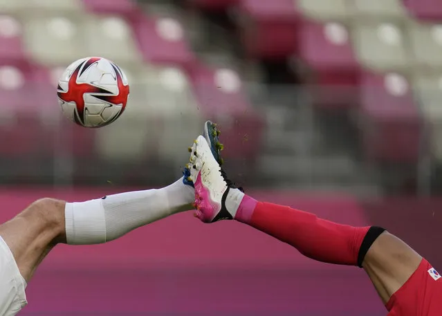 South Korea's Won Dujae, right, and New Zealand's Chris Wood battle for the ball during a men's soccer match at the 2020 Summer Olympics, Thursday, July 22, 2021, in Kashima, Japan. (Photo by Fernando Vergara/AP Photo)