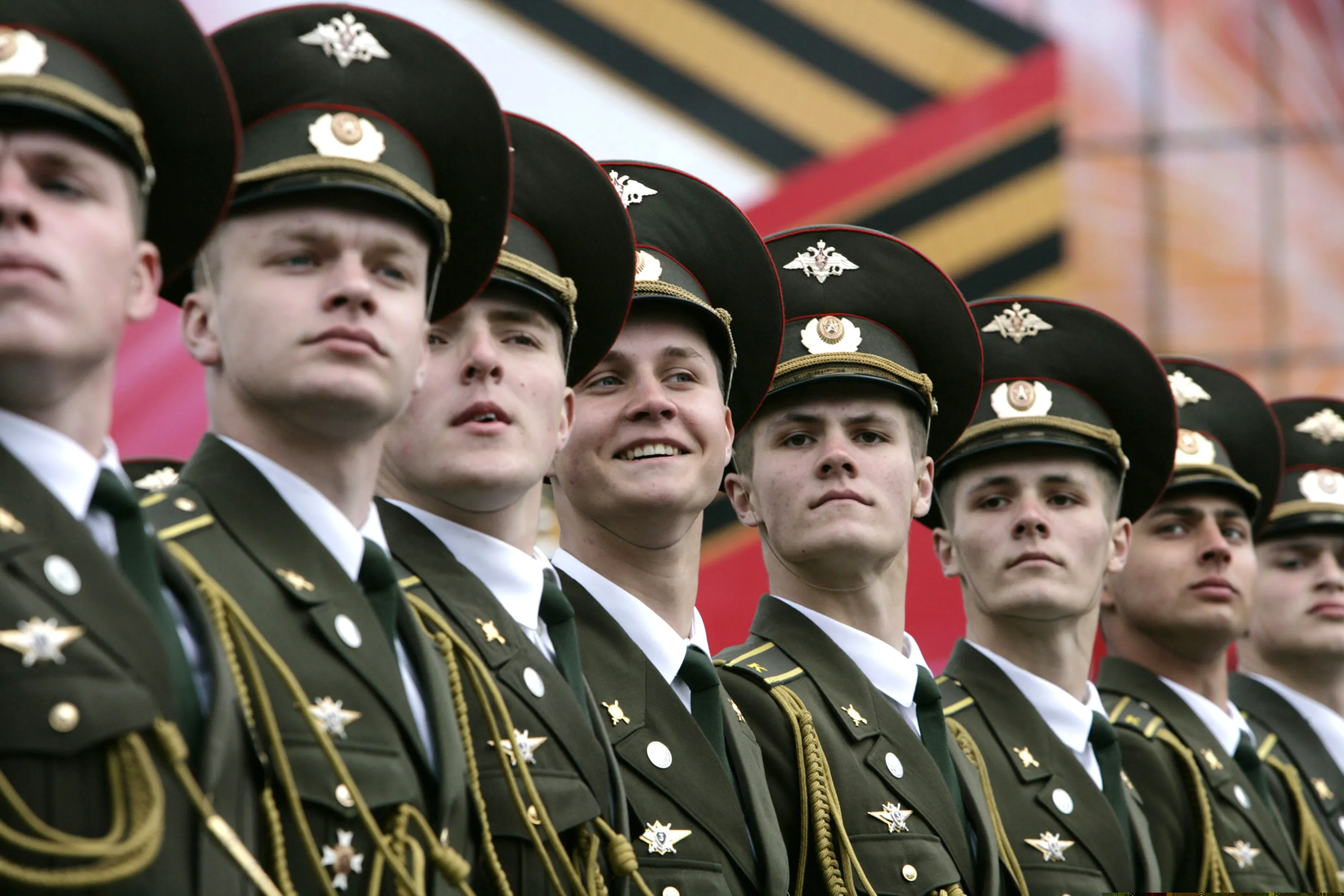 Хорошо ли быть военным. Военная форма. Современная Российская Военная форма. Солдаты на параде. Красивый офицер.